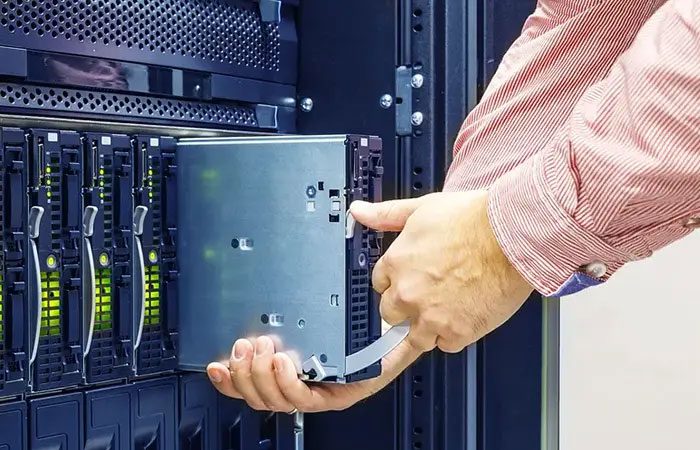 سرورهای سازمانی چگونه عملکرد سیستمهای داخلی را بهبود میدهند؟